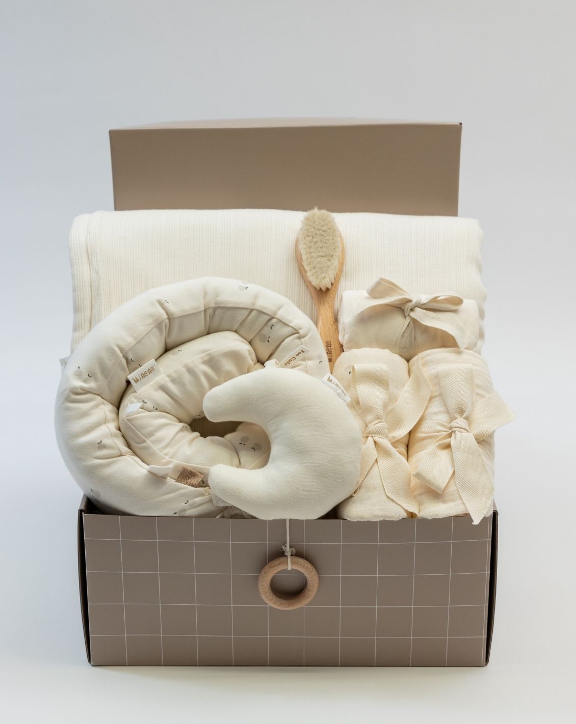 15332003_16_1.jpg מארז מתנה מיננה - Wrapped With Love - שמנת – תמונה 1
