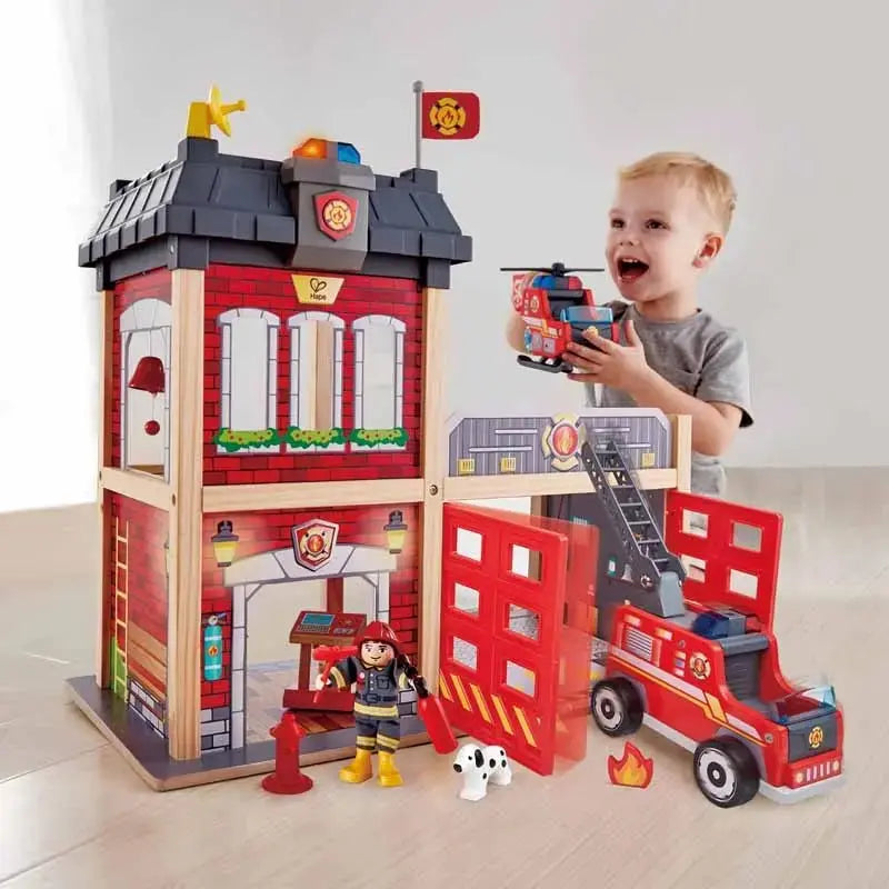 Hape-City-Fire-Station-Hape-Toy-Market-44313275.jpg תחנת כיבוי עירונית HAPE – תמונה 1