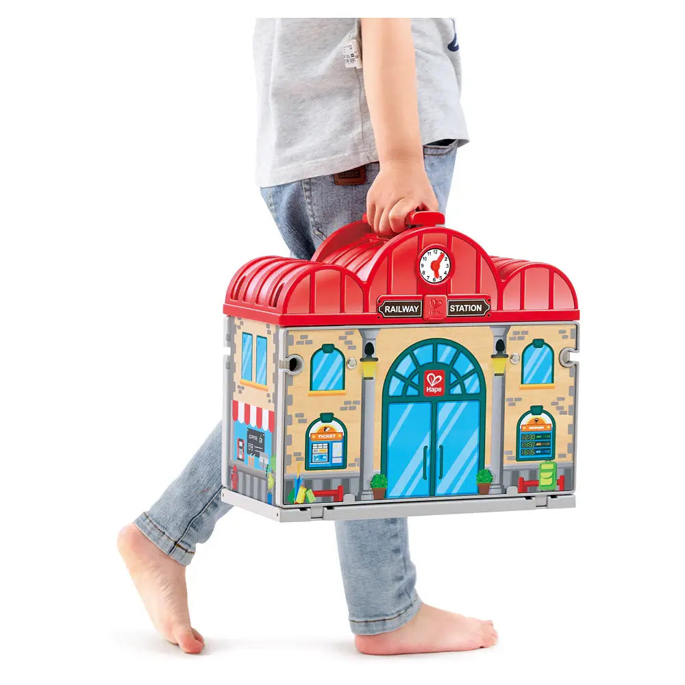 Portable-Train-Station-Set-Hape-Toy-Market-58920577.jpg תחנת רכבת לנשיאה HAPE – תמונה 1