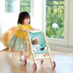 עגלת טיולון מעץ לבובה - HAPE – תמונה 3